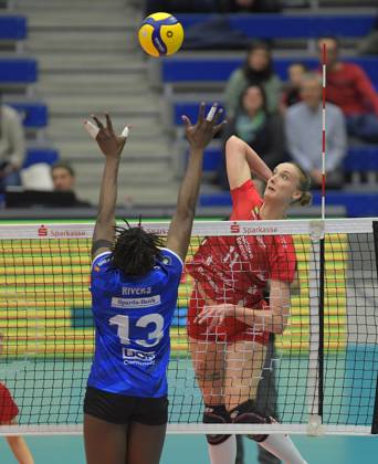 14 12 2023, Dresdens Grace Frohling smashes against Stuttgarts Krystal Rivers, Dresdner SC MTV Allianz Stuttgart, Volleyball, DVV Cup, semi-final, Dresden Germany