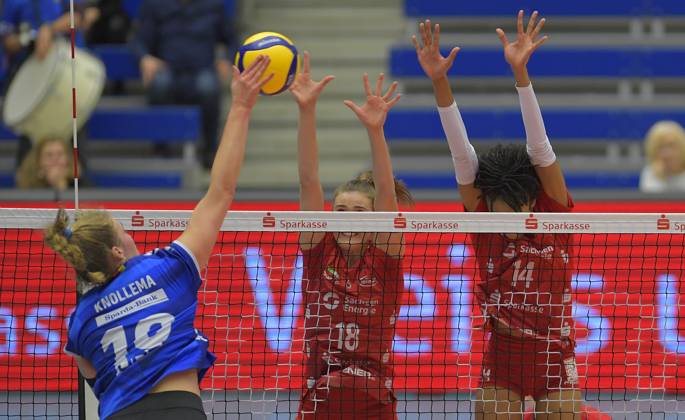14 12 2023, Stuttgarts Jolien Knollema against the Dresden block with Dresdens Sarah Straube and Dresdens Tia Jimerson, Dresdner SC MTV Allianz Stuttgart, volleyball, DVV Cup, semi-final, Dresden Germany