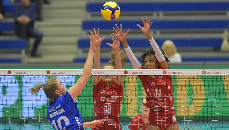 14 12 2023, Stuttgarts Jolien Knollema against the Dresden block with Dresdens Sarah Straube and Dresdens Tia Jimerson, Dresdner SC MTV Allianz Stuttgart, volleyball, DVV Cup, semi-final, Dresden Germany