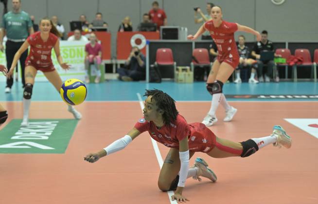 14 12 2023, great effort by Dresdens Tia Jimerson, Dresdner SC MTV Allianz Stuttgart, volleyball, DVV Cup, semi-final, Dresden Germany