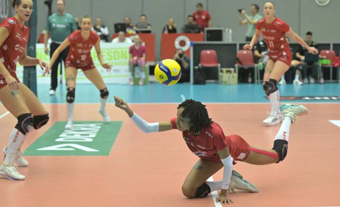 14 12 2023, great effort by Dresdens Tia Jimerson, Dresdner SC MTV Allianz Stuttgart, volleyball, DVV Cup, semi-final, Dresden Germany