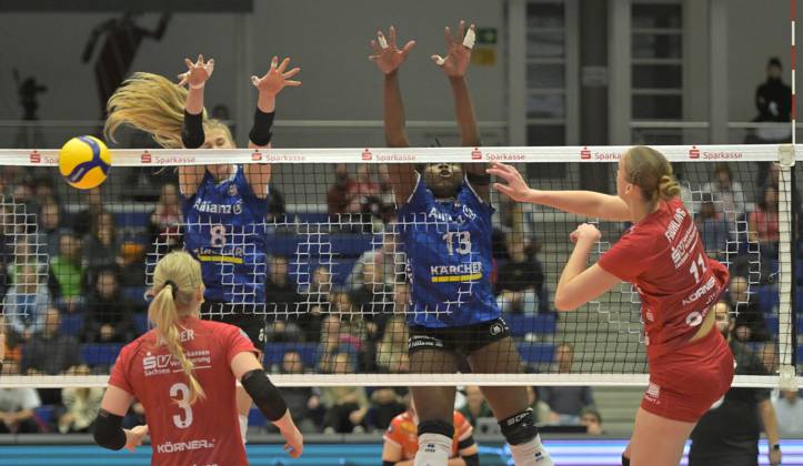 14 12 2023, Dresdens Grace Frohling cannot overcome the Stuttgart block with Monique Strubbe and Krystal Rivers, Dresdner SC MTV Allianz Stuttgart, Volleyball, DVV Cup, semi-final, Dresden Germany