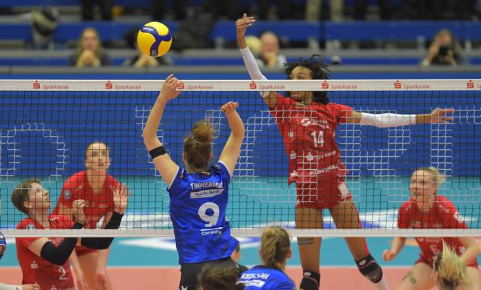 14 12 2023, Dresdens Tia Jimerson fends off the lob from Stuttgarts Eline Timmerman, Dresdner SC MTV Allianz Stuttgart, Volleyball, DVV Pokal, semi-final, Dresden Germany