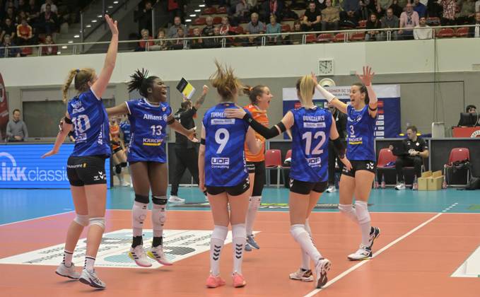 14 12 2023, Stuttgart celebrates after the victory, Dresdner SC MTV Allianz Stuttgart 1 3, Volleyball, DVV Cup, semi-final, Dresden Germany