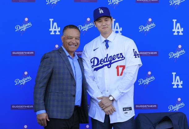 December 14, 2023, Los Angeles, California, USA: Manager, Dave Roberts of the Los Angeles Dodgers poses with Shohei Ohtani 17 during his presentation to the media on Thursday December 14, 2023 at Dodger Stadium in Los Angeles, California. JAVIER ROJAS PI Los Angeles USA - ZUMAp124 20231214_zaa_p124_007 Copyright: xJavierxRojasx