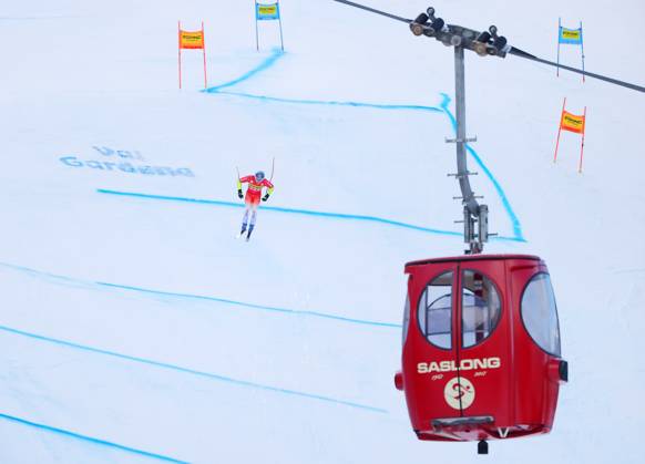 Bilder des Jahres 2023, Sport 12 Dezember Sport Themen der Woche KW50 Sport Bilder des Tages ALPINE SKIING - FIS WC Val Gardena VAL GARDENA,ITALY,15.DEC.23 - ALPINE SKIING - FIS World Cup, Super G, men. Image shows Marco Odermatt (SUI) and a gondola. GEPAxpictures xThomasxBachun
