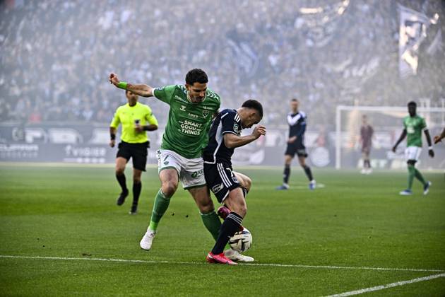 Jeremy Livolant (gir) vs Thomas Moconduit (aase) FOOTBALL : Bordeaux vs St Etienne - 18eme Journee du Championnat de France de Ligue 2 BKT - Bordeaux - 16-12-2023 ThierryBreton Panoramic