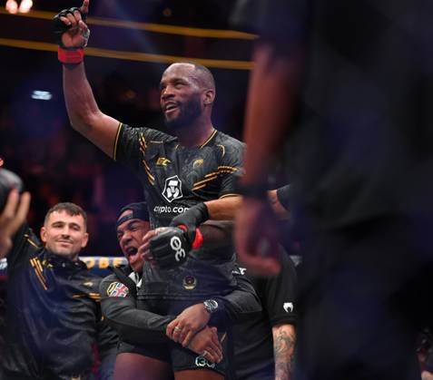 December 16, 2023, Las Vegas, Nevada, USA: LEON EDWARDS (21-3-0) of Erdington, birmingham, England defeats COLBY COVINGTON (17-3-0) of Miami, Florida USA by a unanimous decision (49-46, 49-46, 49-46) during UFC 296 at T-Mobile Arena, Las Vegas Las Vegas USA - ZUMAo117 20231216_zsp_o117_046 Copyright: xMikaelxOnax