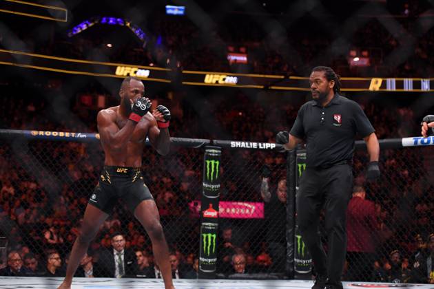 December 16, 2023, Las Vegas, Nevada, USA: LEON EDWARDS (21-3-0) of Erdington, birmingham, England defeats COLBY COVINGTON (17-3-0) of Miami, Florida USA by a unanimous decision (49-46, 49-46, 49-46) during UFC 296 at T-Mobile Arena, Las Vegas Las Vegas USA - ZUMAo117 20231216_zsp_o117_057 Copyright: xMikaelxOnax