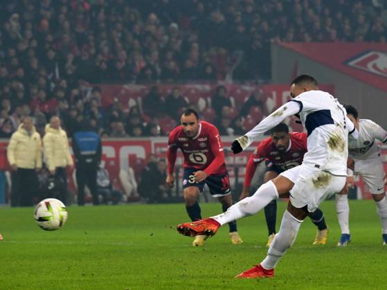 LILLE - Kylian Mbappe of Paris Saint-Germain scores a penalty during the French Ligue 1 match between Lille OSC and Paris Saint-Germain at Pierre-Mauroy Stadium on December 17, 2023 in Lille, France. ANP Hollandse Hoogte Gerrit van Keulen Ligue 1 Uber Eats 2023 2024 xVIxANPxSportx xGerritxvanxKeulenxIVx 486566846 originalFilename: 486566846