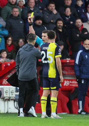 Nottingham Forest v Bournemouth Premier League Andoni Iraola of Bournemouth is shown a yellow card by Referee Rob Jones during the Premier League match at the City Ground, Nottingham Copyright: xAndyxSumnerx FIL-19410-0042 UK Newspapers OUT