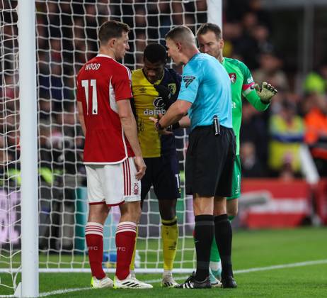 Nottingham Forest v Bournemouth Premier League Referee Rob Jones has a word with Chris Wood of Nottingham Forest and Dango Ouattara of Bournemouth during the Premier League match at the City Ground, Nottingham Copyright: xAndyxSumnerx FIL-19410-0049 UK Newspapers OUT