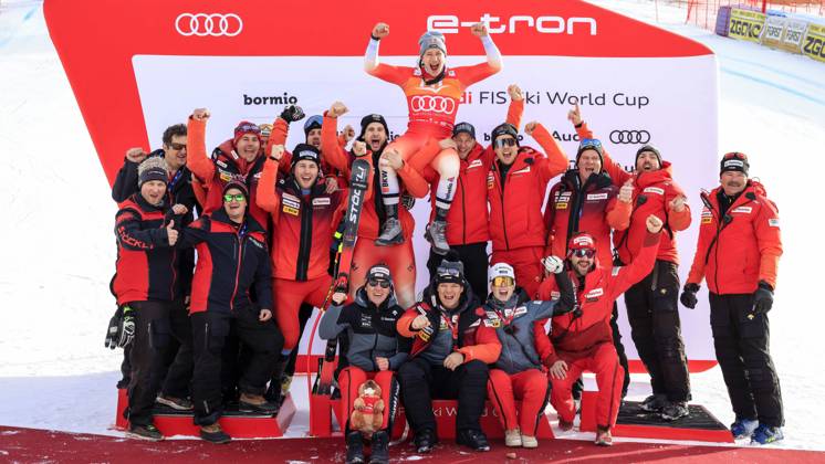 Bilder des Jahres 2023, Sport 12 Dezember Sport Themen der Woche KW52 ALPINE SKIING - FIS WC Bormio BORMIO,ITALY,29.DEC.23 - ALPINE SKIING - FIS World Cup, Super G, men. Image shows the rejoicing of Marco Odermatt (SUI) with his team. Keywords: trophy. GEPAxpictures xMarioxBuehner-Weinrauch