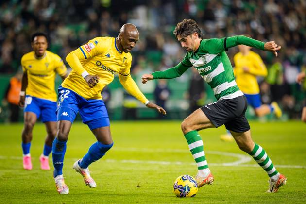 January 5, 2024, Lisbon, Portugal: Francisco Trincao of Sporting CP (R) and Eliaquim Mangala of Estoril Praia (L) seen in action during the Liga Portugal Betclic match between Sporting CP and Estoril Praia at Estadio Jose Alvalade on January 05, 2024 in Lisbon, Portugal. .(Final score: Sporting CP 5 - 1 Estoril Praia) Lisbon Portugal - ZUMAs197 20240105_aaa_s197_247 Copyright: xHenriquexCasinhasx