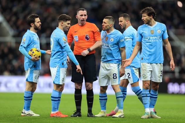 Fußball Premier League Newcastle United gegen Manchester City 13. Januar 2024 Premier League Newcastle United gegen Manchester City Schiedsrichter Chris Kavanagh ist von Spielern von Manchester City umgeben Foto Simon Stacpoole Abseits Newcastle upon Tyne UK  Copyright: xSimonxStacpoolexOffside