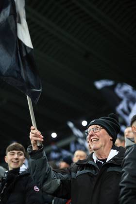 Fußball Premier League Newcastle United v Manchester City 13. Januar 2024 Premier League Newcastle United v Manchester City Ein Newcastle-Fan Foto Simon Stacpoole Abseits Newcastle upon Tyne UK  Copyright: xSimonxStacpoolexOffside