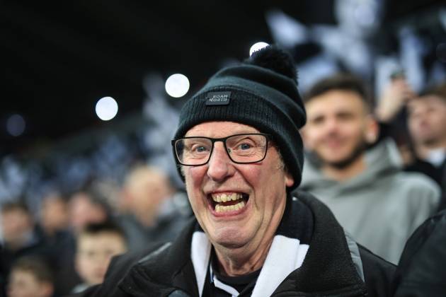 Fußball Premier League Newcastle United v Manchester City 13. Januar 2024 Premier League Newcastle United v Manchester City Ein Newcastle-Fan Foto Simon Stacpoole Abseits Newcastle upon Tyne UK  Copyright: xSimonxStacpoolexOffside