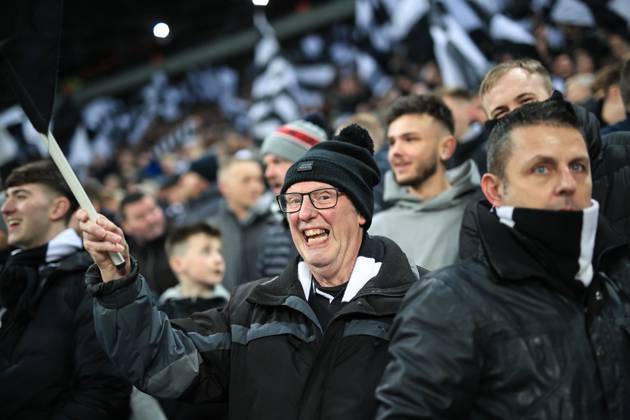 Fußball Premier League Newcastle United v Manchester City 13. Januar 2024 Premier League Newcastle United v Manchester City Ein Newcastle-Fan Foto Simon Stacpoole Abseits Newcastle upon Tyne UK  Copyright: xSimonxStacpoolexOffside