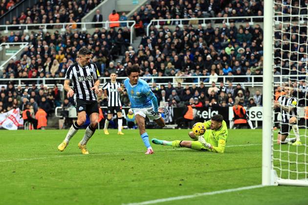 Fußball Premier League Newcastle United gegen Manchester City 13. Januar 2024 Premier League Newcastle United gegen Manchester City Oscar Bobb von Manchester City erzielt das 3. und damit den Siegtreffer Foto Simon Stacpoole Abseits Newcastle upon Tyne UK  Copyright: xSimonxStacpoolexOffside
