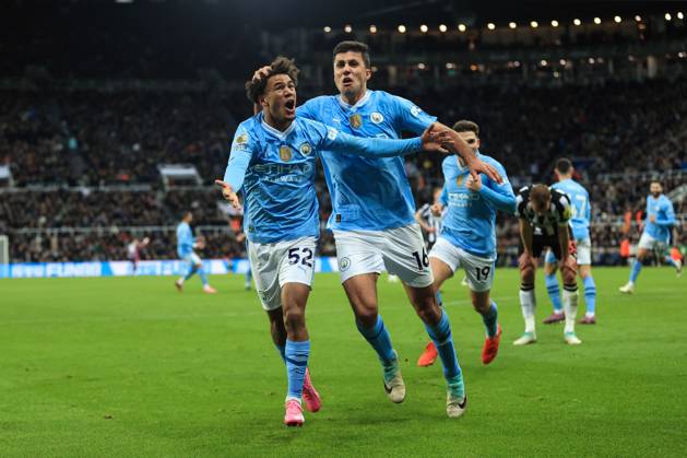 Fußball Premier League Newcastle United gegen Manchester City 13. Januar 2024 Premier League Newcastle United gegen Manchester City Oscar Bobb von Manchester City feiert seinen dritten Treffer und das Siegestor mit Rodri Foto Simon Stacpoole Abseits Newcastle upon Tyne UK  Copyright: xSimonxStacpoolexOffside