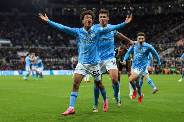 Fußball Premier League Newcastle United gegen Manchester City 13. Januar 2024 Premier League Newcastle United gegen Manchester City Oscar Bobb von Manchester City feiert seinen dritten Treffer und das Siegestor mit Rodri Foto Simon Stacpoole Abseits Newcastle upon Tyne UK  Copyright: xSimonxStacpoolexOffside