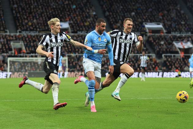 Fußball Premier League Newcastle United gegen Manchester City 13. Januar 2024 Premier League Newcastle United gegen Manchester City Kyle Walker von Manchester City wird flankiert von Anthony Gordon und Dan Burn von Newcastle United Foto Simon Stacpoole Abseits Newcastle upon Tyne UK  Copyright: xSimonxStacpoolexOffside