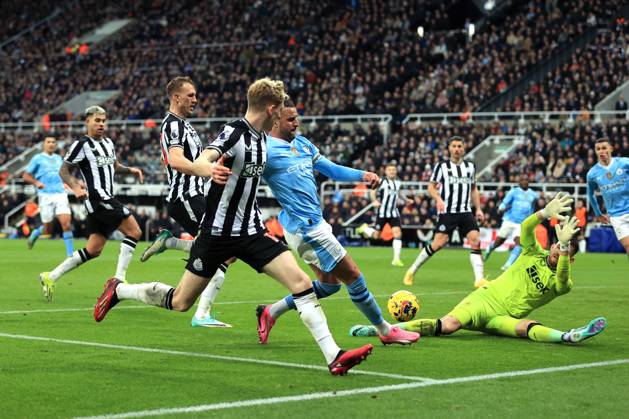 Fußball Premier League Newcastle United gegen Manchester City 13. Januar 2024 Premier League Newcastle United gegen Manchester City Newcastle Uniteds Torhüter Martin Dubravka macht sich breit und versucht, eine Flanke von Kyle Walker von Manchester City zu blocken Foto Simon Stacpoole Abseits Newcastle upon Tyne UK  Copyright: xSimonxStacpoolexOffside