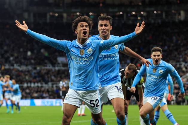 Fußball Premier League Newcastle United gegen Manchester City 13. Januar 2024 Premier League Newcastle United gegen Manchester City Oscar Bobb von Manchester City feiert seinen dritten Treffer und das Siegestor mit Rodri Foto Simon Stacpoole Abseits Newcastle upon Tyne UK  Copyright: xSimonxStacpoolexOffside