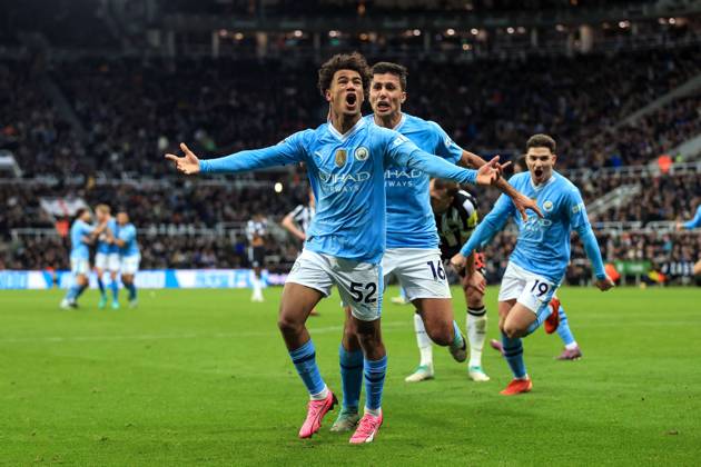 Fußball Premier League Newcastle United gegen Manchester City 13. Januar 2024 Premier League Newcastle United gegen Manchester City Oscar Bobb von Manchester City feiert seinen dritten Treffer und das Siegestor mit Rodri Foto Simon Stacpoole Abseits Newcastle upon Tyne UK  Copyright: xSimonxStacpoolexOffside