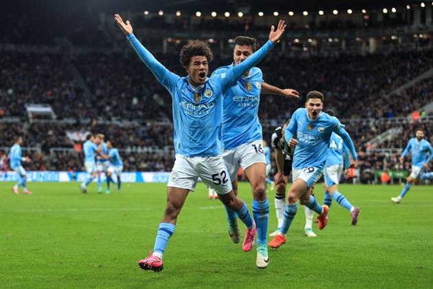 Fußball Premier League Newcastle United gegen Manchester City 13. Januar 2024 Premier League Newcastle United gegen Manchester City Oscar Bobb von Manchester City feiert seinen dritten Treffer und das Siegestor mit Rodri Foto Simon Stacpoole Abseits Newcastle upon Tyne UK  Copyright: xSimonxStacpoolexOffside