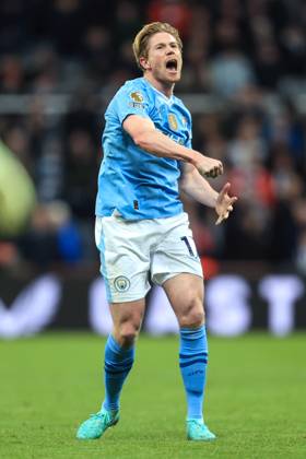 Fußball Premier League Newcastle United gegen Manchester City 13. Januar 2024 Premier League Newcastle United gegen Manchester City Kevin De Bruyne von Manchester City feiert den Sieg Foto Simon Stacpoole Abseits Newcastle upon Tyne UK  Copyright: xSimonxStacpoolexOffside