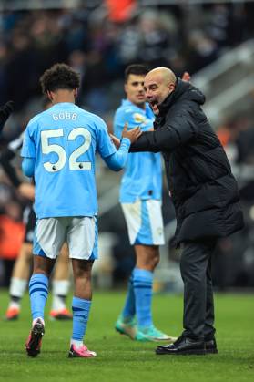 Fußball Premier League Newcastle United gegen Manchester City 13. Januar 2024 Premier League Newcastle United gegen Manchester City Manchester Citys Trainer Pep Guardiola feiert mit dem Siegtorschützen Oscar Bobb Foto Simon Stacpoole Abseits Newcastle upon Tyne UK  Copyright: xSimonxStacpoolexOffside