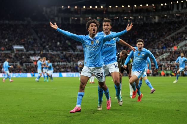 Fußball Premier League Newcastle United gegen Manchester City 13. Januar 2024 Premier League Newcastle United gegen Manchester City Oscar Bobb von Manchester City feiert seinen dritten Treffer und das Siegestor mit Rodri Foto Simon Stacpoole Abseits Newcastle upon Tyne UK  Copyright: xSimonxStacpoolexOffside