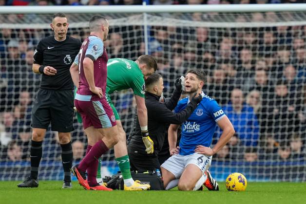 Premier League Everton v Aston Villa James Tarkowski of Everton receives treatment for a cut above his right eye during the Premier League match Everton vs Aston Villa at Goodison Park, Liverpool, United Kingdom, 14th January 2024 (Photo by Steve Flynn News Images) Liverpool Goodison Park Merseyside United Kingdom Copyright: xStevexFlynn NewsxImagesx