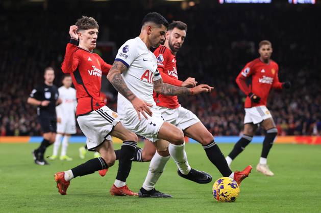 Manchester United gegen Tottenham Hotspur 14. Januar 2024 Premier League Manchester United gegen Tottenham Hotspur Alejandro Garnacho von Manchester United, Cristian Romero von Tottenham Hotspur und Bruno Fernandes von Manchester United Foto Simon Stacpoole Abseits Manchester UK Copyright: xSimonxStacpoolexOffside