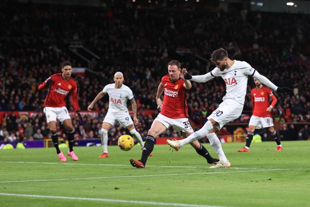 Manchester United gegen Tottenham Hotspur 14. Januar 2024 Premier League Manchester United gegen Tottenham Hotspur Rodrigo Bentancur von Tottenham Hotspur erzielt den zweiten Ausgleichstreffer für sein Team 2 2 Foto Simon Stacpoole Abseits Manchester UK Copyright: xSimonxStacpoolexOffside