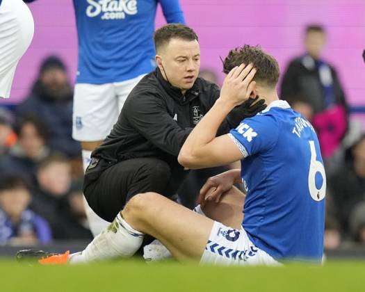 Premier League Everton v Aston Villa James Tarkowski of Everton receives treatment after a knock to his head during the Premier League match Everton vs Aston Villa at Goodison Park, Liverpool, United Kingdom, 14th January 2024 (Photo by Steve Flynn News Images) Liverpool Goodison Park Merseyside United Kingdom Copyright: xStevexFlynn NewsxImagesx