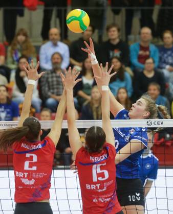 Stuttgart , Volleyball CEV Champions League , Allianz MTV Stuttgart vs Asterix Avo Beveren , right Jolien Knollema Stgt