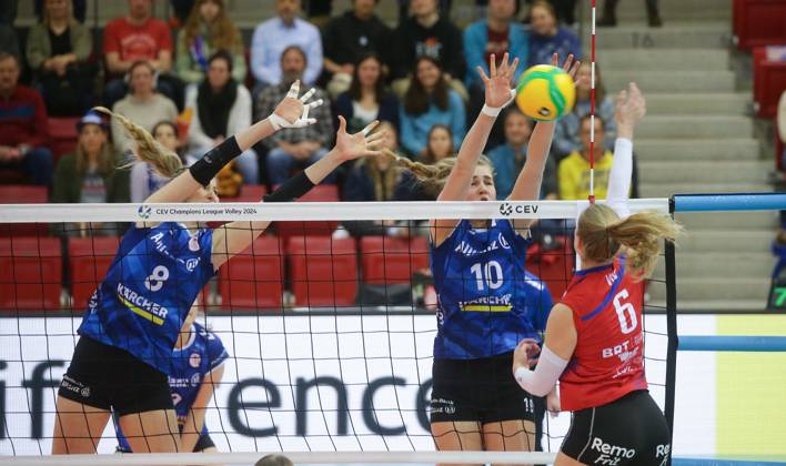 Stuttgart , Volleyball CEV Champions League , Allianz MTV Stuttgart vs Asterix Avo Beveren , from left Monique Strubbe Jolien Knollema Stgt Iris Vos Beveren