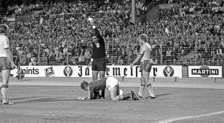 26 06 74 Sweden Poland Germany, Stuttgart, 26 06 1974, Soccer, 1974 World Cup in Germany, Sweden Poland 0 1 v l Ramon Barreto Referee , Andrzej Smarmach Poland , Björn Andersson Sweden