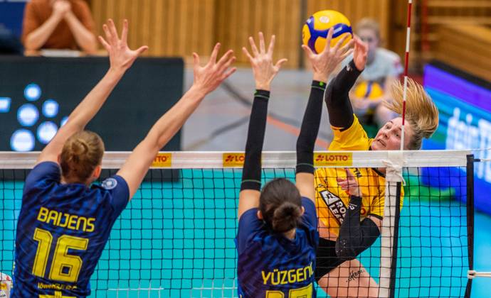 23 01 2024 Volleyball Bundesliga VfB Suhl Lotto Thüringen SSCPalmberg Schwerin f l Indy Baijens 16 SSC Palmberg Schwerin ,Vedrana Jaksetic 17 VfB Suhl Lotto Thüringen and Lena Kindermann 13 VfB Suhl Lotto Thüringen Action Press photo Gerhard König Volleyball Bundesliga