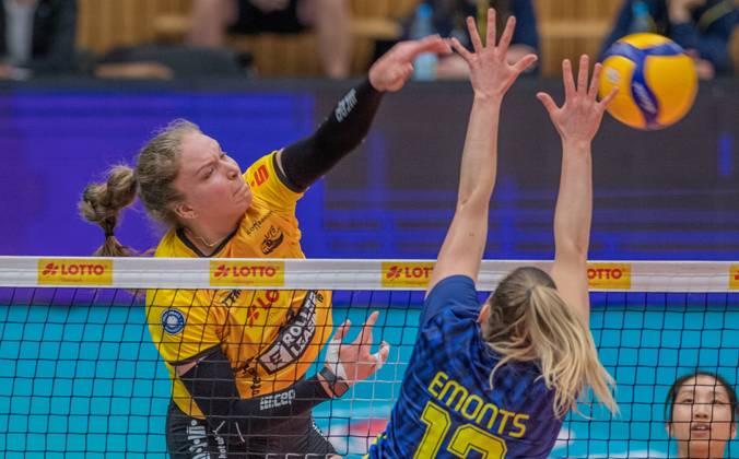 23 01 2024 Volleyball Bundesliga VfB Suhl Lotto Thüringen SSCPalmberg Schwerin f l Lena Kindermann 13 VfB Suhl Lotto Thüringen and Laura Emonts 13 SSC Palmberg Schwerin Action Press photo Gerhard König Volleyball Bundesliga
