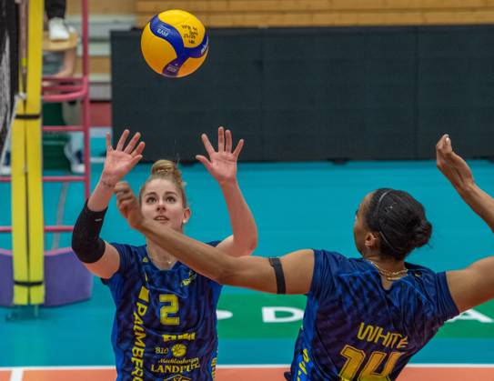23 01 2024 Volleyball Bundesliga VfB Suhl Lotto Thüringen SSCPalmberg Schwerin f l Pia kästner 02 SSC Palmberg Schwerin and Jazmine White 14 SSC Palmberg Schwerin Action Press photo Gerhard König Volleyball Bundesliga