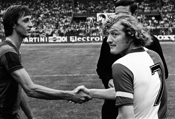 Onderwerp Subject: Feyenoord - FC Barcelona, Barca Amsterdam 700 Tournament Reklame: Seizoen Season: 1975 1976 FOTO PHOTO: FC Barcelona s Johan CRUIJFF (L) and Feyenoord s Wim JANSEN (R) Trefwoorden Keywords: $10 AMSTERDAM NL Content not available for redistribution in The Netherlands directly or indirectly through any third parties. Copyright: xBSRxAgencyx 75100810A007254 EDITORIAL USE ONLY