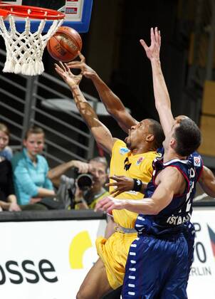 Basketball, EuroLeague, ALBA Berlin - Efes Pilsen Istanbul 77:61