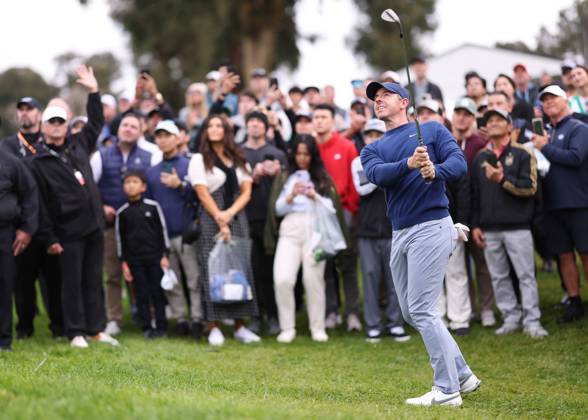 February 18, 2024, Pacific Palisades, California, USA: RORY MCILROY hits a chip shot on the fourth hole during the final round of The Genesis Invitational at Riviera Country Club in Pacific Palisades, California. Pacific Palisades USA - ZUMAt158 20240218_zsp_t158_059 Copyright: xBrentonxTsex