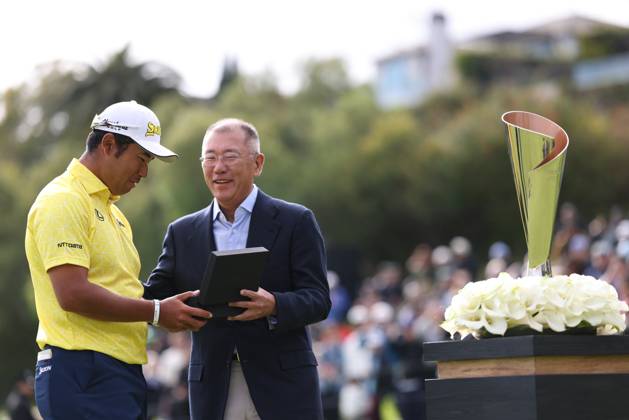 February 18, 2024, Pacific Palisades, California, USA: HIDEKI MATSUYAMA celebrates his victory at the trophy after the final round of The Genesis Invitational at Riviera Country Club in Pacific Palisades, California. Pacific Palisades USA - ZUMAt158 20240218_zsp_t158_064 Copyright: xBrentonxTsex