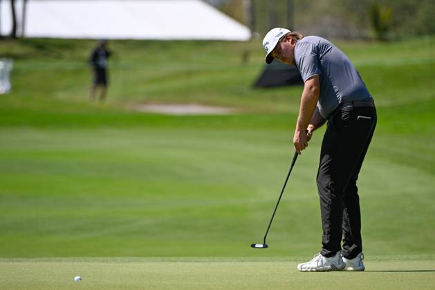 VALLARTA, - FEBRUARY 24: Sami Valimaki (FIN) sinks his birdie putt on 1 during Rd3 of the Mexico Open at Vidanta on February 24, 2024 in Puerto Vallarta, Mexico. (Photo by Ken Murray Icon Sportswire) GOLF: FEB 24 PGA, Golf Herren Mexico Open at Vidanta EDITORIAL USE ONLY Icon2402240113