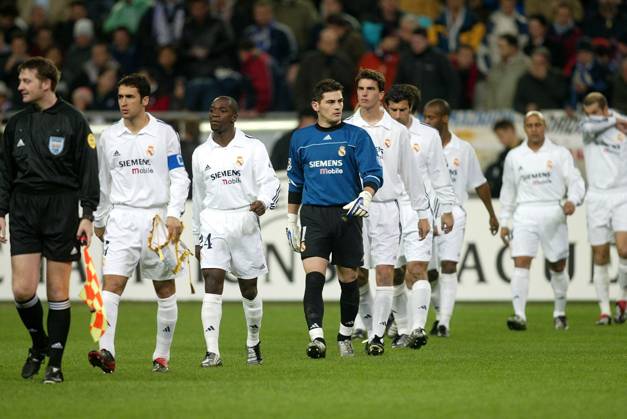 Onderwerp Subject: Real Madrid Champions League Reklame: Club Team Country: Real Madrid Seizoen Season: 2002 2003 FOTO PHOTO: Real Madrid s f.l.t.r. RAUL , Claude MAKELELE , goalkeeper Iker CASILLAS , Francisco PAVON , Luis FIGO , Ivan HELGUERA , Roberto CARLOS , Zinedine ZIDANE MADRID ESP Content not available for redistribution in The Netherlands directly or indirectly through any third parties. Copyright: xBSRxAgencyx 03190219362C6800