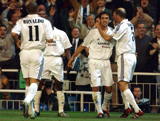 Onderwerp Subject: Real Madrid (3-1) Champions League Reklame: Club Team Country: Real Madrid Seizoen Season: 2002 2003 FOTO PHOTO: Real Madrid s RAUL (C) celebrating goal with Claude MAKELELE (L2e) , RONALDO (L) and Zinedine ZIDANE (R) MADRID ESP Content not available for redistribution in The Netherlands directly or indirectly through any third parties. Copyright: xBSRxAgencyx 03190408F0013